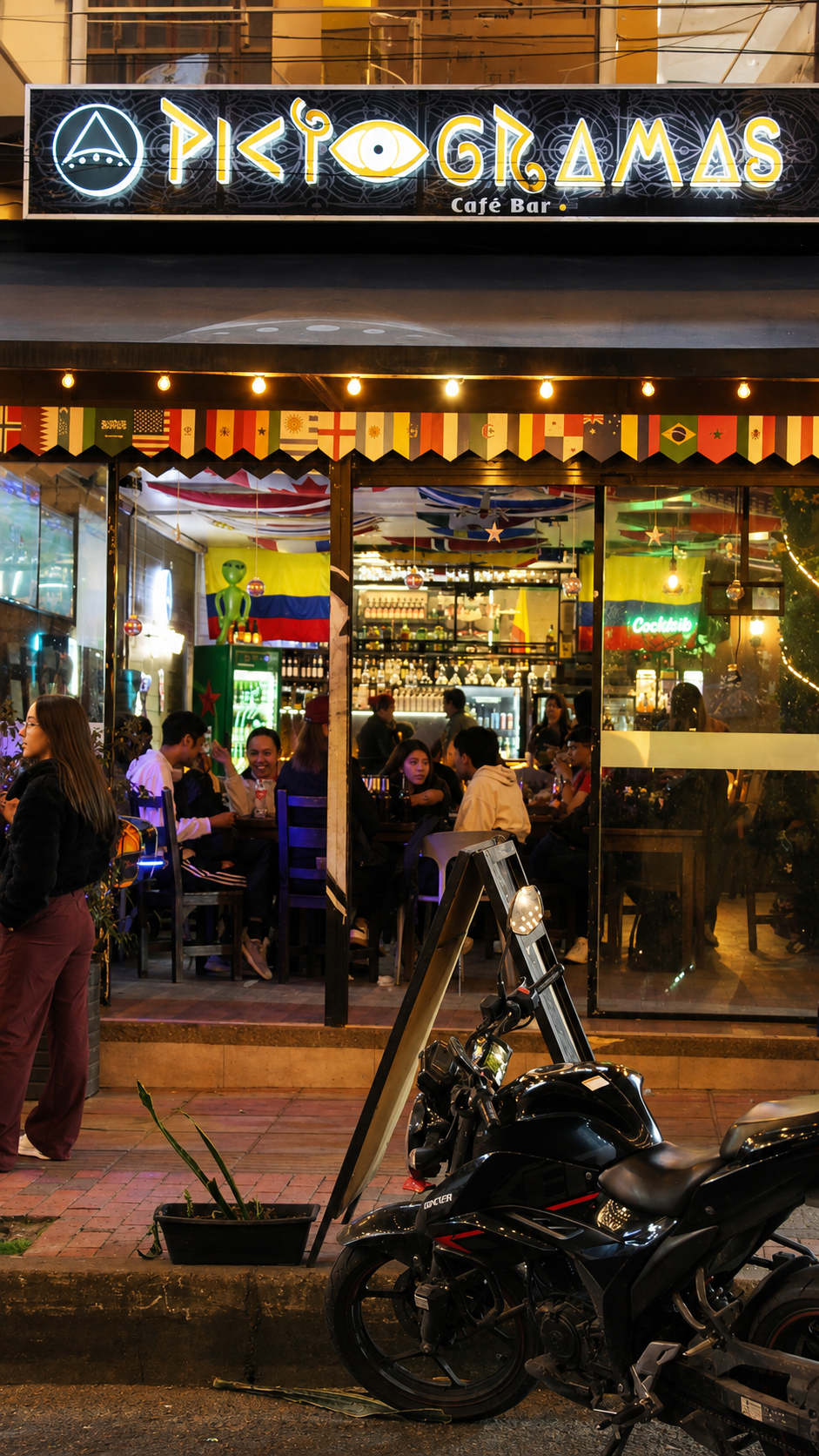 Ambiente para compartir en Pictogramas Café Bar