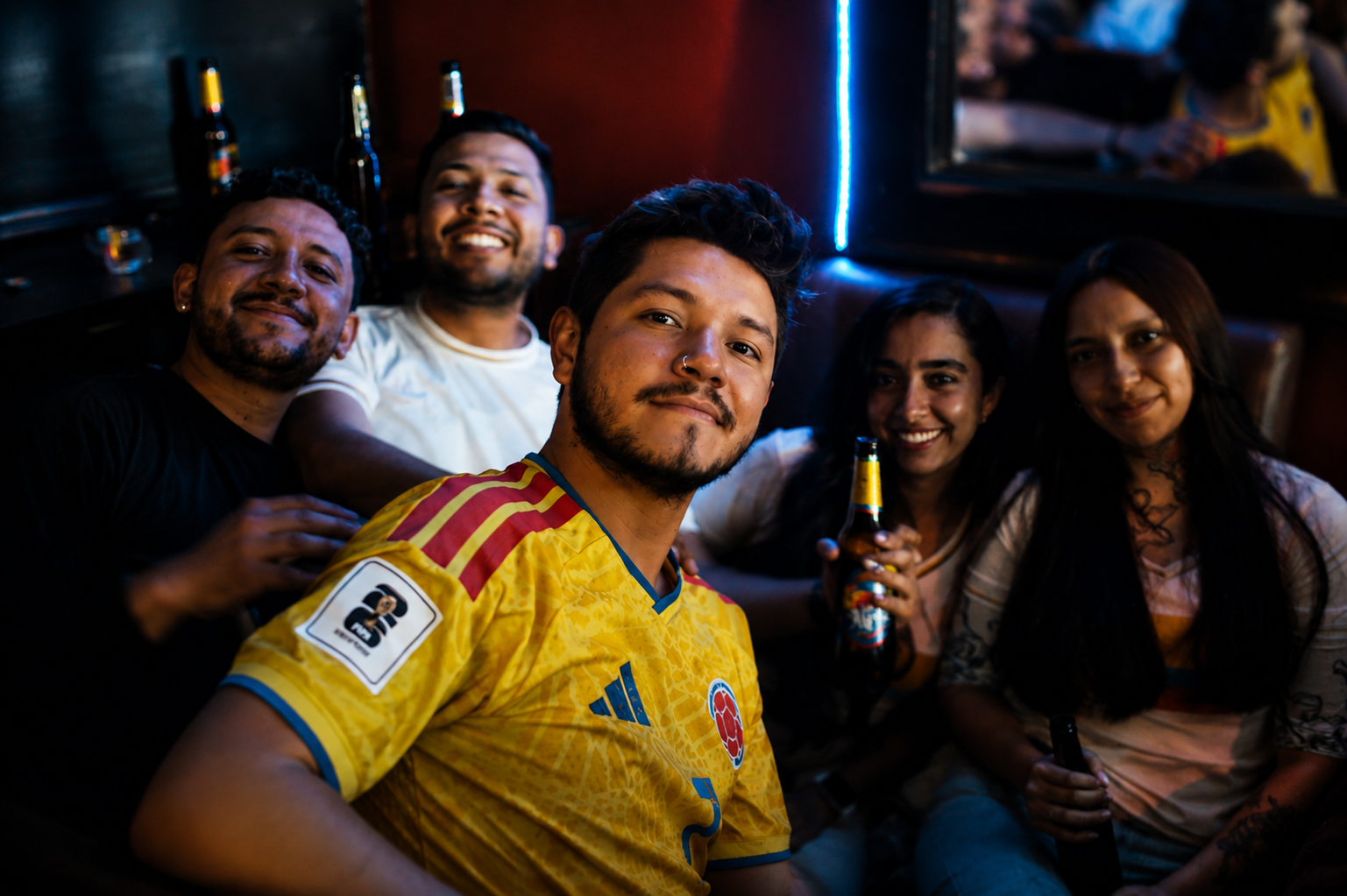 Personas bailando en Garage Disco bar Club