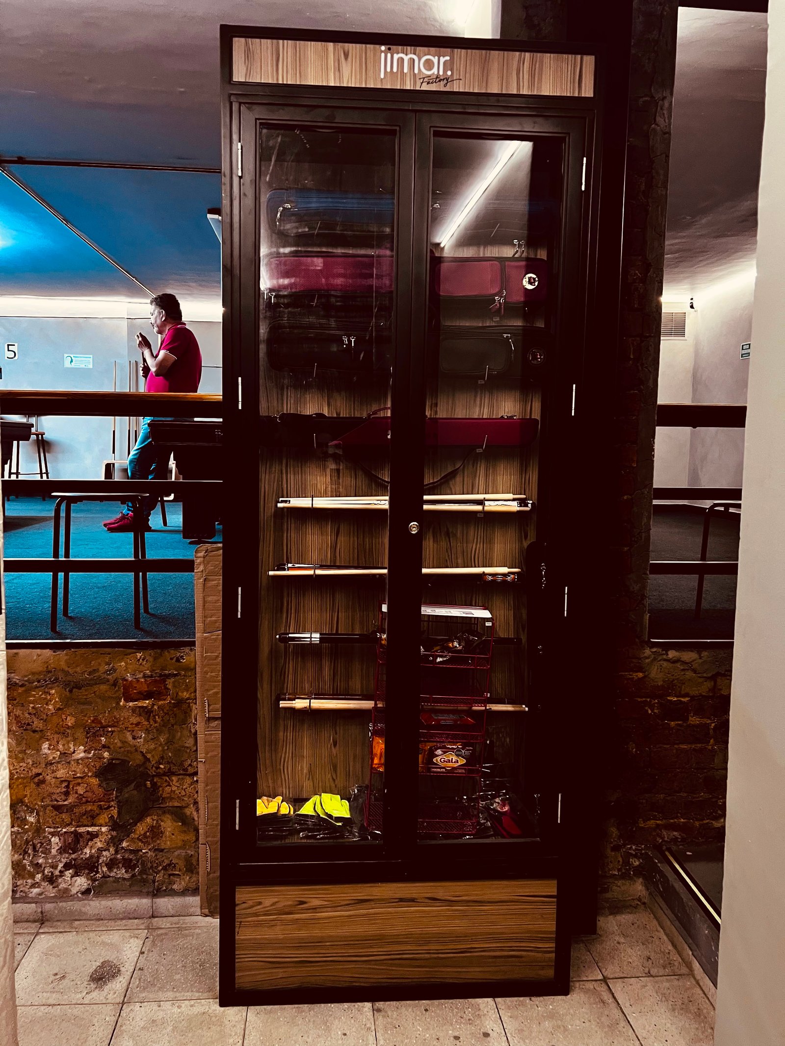 Café y materiales de juego disponibles en Jimar Factory Chapinero